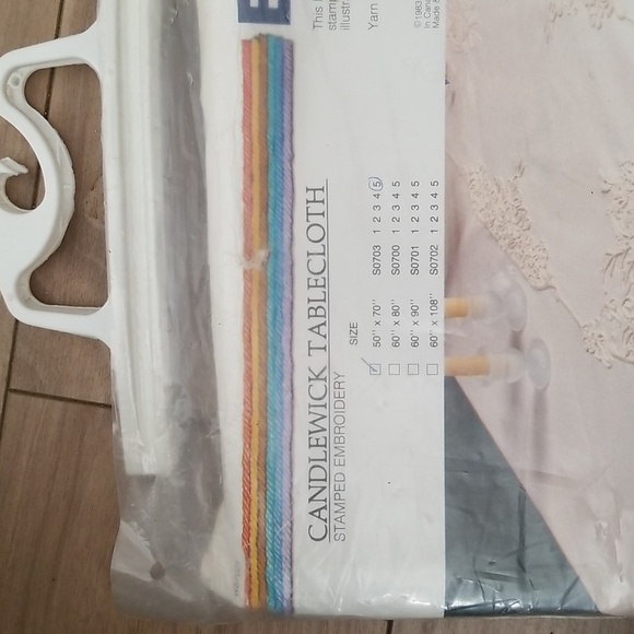 Vintage Bernat Candlewick Tablecloth 50x70 Kit - Picture 3 of 4